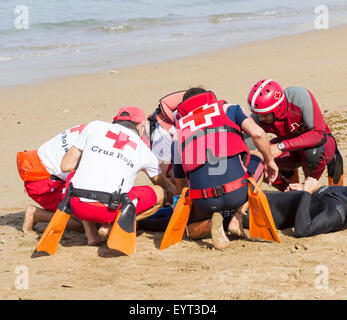 Rettungsschwimmer des Roten Kreuzes und Rettungsdienst Rettung Simulation am Strand in Spanien Stockfoto