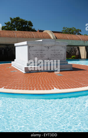 GRAB VON DR. MARTIN UND CORETTA SCOTT KING REFLEKTIERENDEN POOL REVEREND DR. MARTIN LUTHER KING JR. HISTORIC SITE ATLANTA GEORGIA USA Stockfoto