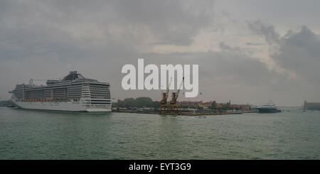 Große Kreuzfahrt Schiff gebunden zum Pier im Hafen von Venedig, seine Passagiere warten. Stockfoto