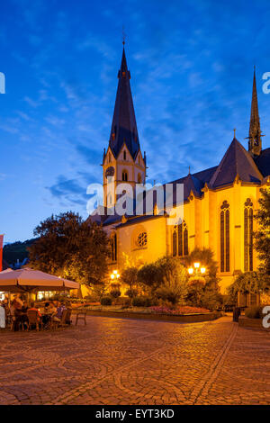 Europa, Deutschland, Ahrtal, Ahrweiler, Altstadt am Abend, Sankt Laurentius Kirche Stockfoto