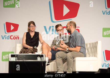 Anaheim, CA - Juni 23:(LR) Emily Graslie, Gregory Brown und Michael Stevens beantworten Fragen auf der VidCon 2015 in Anaheim AIRP Stockfoto