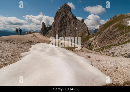 Zwei alpine Wanderer bewundern die Landschaft in der Bergregion der Rosengarten in den Dolomiten Stockfoto