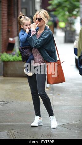 Sienna Miller und Tochter Marlowe unterwegs in New York City Featuring: Sienna Miller, Marlowe Sturridge wo: New York City, New York, USA bei: 2. Juni 2015 Stockfoto