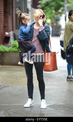 Sienna Miller und Tochter Marlowe unterwegs in New York City Featuring: Sienna Miller, Marlowe Sturridge wo: New York City, New York, USA bei: 2. Juni 2015 Stockfoto