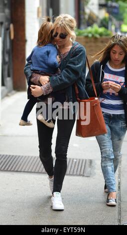 Sienna Miller und Tochter Marlowe unterwegs in New York City Featuring: Sienna Miller, Marlowe Sturridge wo: New York City, New York, USA bei: 2. Juni 2015 Stockfoto