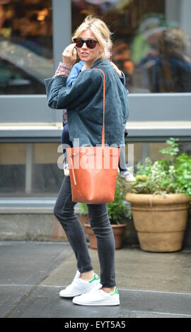 Sienna Miller und Tochter Marlowe unterwegs in New York City Featuring: Sienna Miller, Marlowe Sturridge wo: New York City, New York, USA bei: 2. Juni 2015 Stockfoto