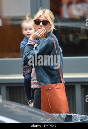 Sienna Miller und Tochter Marlowe unterwegs in New York City Featuring: Sienna Miller, Marlowe Sturridge wo: New York City, New York, USA bei: 2. Juni 2015 Stockfoto