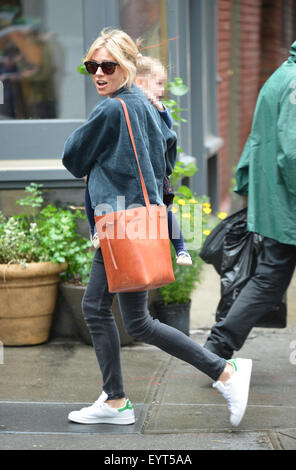 Sienna Miller und Tochter Marlowe unterwegs in New York City Featuring: Sienna Miller, Marlowe Sturridge wo: New York City, New York, USA bei: 2. Juni 2015 Stockfoto