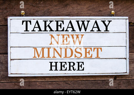 Zum Mitnehmen neue Denkweise hier inspirierende Botschaft geschrieben am Vintage Holzbrett. Motivation-Konzept-Bild Stockfoto