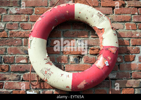 Rettungsring Wetter Wand hängen Stockfoto