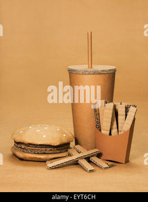 Karton Burger, Chips und Getränke. Stockfoto