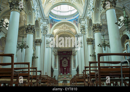 Kanzel, Altar und Apsis in der Kathedrale von San Giovanni Battista in Ragusa, Val di Noto. Sizilien, Italien. Stockfoto