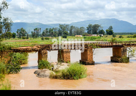 Ruinen von einer Brücke in ländlichen Angola, Provinz Benguela Stockfoto