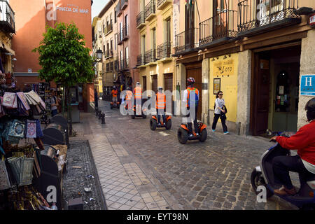 Linie der hellen orange Segway Fahrer Touristen auf Elvira Straße Granada Spanien Stockfoto
