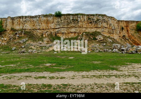 Allgemeine Ansicht in Richtung Sedimentgestein auf dem Gebiet Ludogorie, Bulgarien Stockfoto