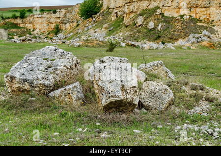 Allgemeine Ansicht in Richtung sedimentären Felsen auf dem Gebiet Ludogorie, Bulgarien Stockfoto