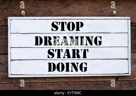 Stop Dreaming starten tut inspirierende Botschaft geschrieben am Vintage Holzbrett. Motivation-Konzept-Bild Stockfoto