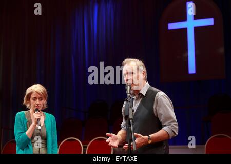 Edinburgh, UK. 03. August. Das Gate Theatre London, den Christen unter der Regie von Christopher Haydon auf der Bühne in der Traverse am 5. August 2015 in Edinburgh. Abgebildete Lucy Ellinson und William Gaminara. Pako Mera/Alamy Live-Nachrichten Stockfoto