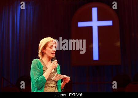 Edinburgh, UK. 03. August. Das Gate Theatre London, den Christen unter der Regie von Christopher Haydon auf der Bühne in der Traverse am 5. August 2015 in Edinburgh. Abgebildete Lucy Ellinson. Pako Mera/Alamy Live-Nachrichten Stockfoto