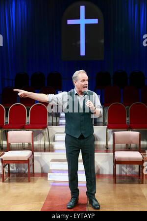 Edinburgh, UK. 03. August. Das Gate Theatre London, den Christen unter der Regie von Christopher Haydon auf der Bühne in der Traverse am 5. August 2015 in Edinburgh. Abgebildete William Gaminara. Pako Mera/Alamy Live-Nachrichten Stockfoto