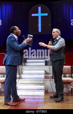 Edinburgh, UK. 03. August. Das Gate Theatre London, den Christen unter der Regie von Christopher Haydon auf der Bühne in der Traverse am 5. August 2015 in Edinburgh. Abgebildete Stefan Adegbola und William Gaminara.  Pako Mera/Alamy Live-Nachrichten Stockfoto