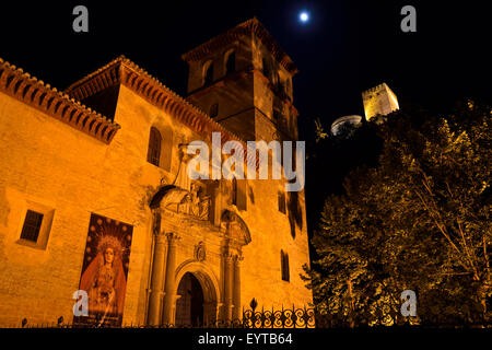 Kirche St. Peter und Paul in der Nacht mit Alcazaba Türmen und Mond in Granada Stockfoto