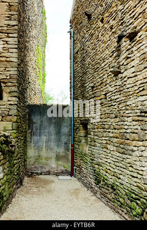 Schmale Gasse in Saint-Père-Sous-Vézelay, Burgund, Frankreich Stockfoto