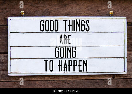 Gute Dinge sind gehen zu passieren, inspirierende Botschaft geschrieben am Vintage Holzbrett. Motivation-Konzept-Bild Stockfoto