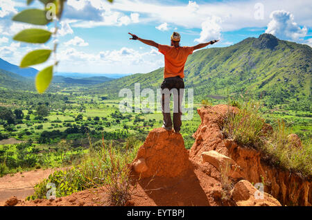 Mann in den Bergen, Blick auf den grünen üppigen der angolanischen Provinz Benguela Natur Stockfoto