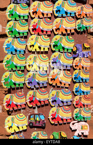 Elefant-Kühlschrank-Magnete auf Verkauf in Sigiriya, Sri Lanka Stockfoto