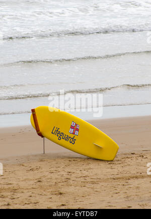 RNLI Rettungsschwimmer Surfbrett am Strand in England, Großbritannien Stockfoto