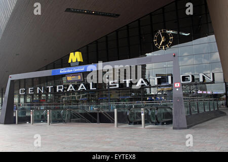 ROTTERDAM, Niederlande - 9. Mai 2015: Der neue Hauptbahnhof von Rotterdam, der zeitgenössischen Eingang von Rotterdam Centraal. Stockfoto