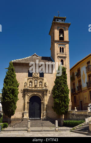 Katholische Kirche von Saint Gil und St. Anne mit umgebauten Minarett Bell Tower in Granada Andalusien Stockfoto