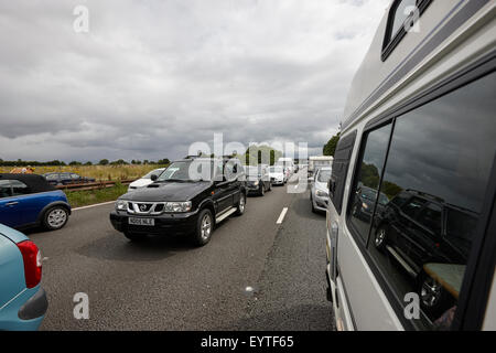 Autos Stoßstange an Stoßstange auf UK a55 Nord Wales Expressway zu Beginn der Sommerferien Stockfoto