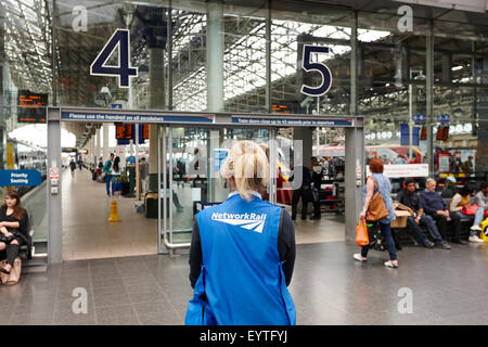 Network Rail Arbeitnehmerin im Piccadilly Bahnhof Manchester UK Stockfoto