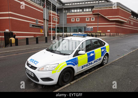 Polizeiauto parkte außerhalb von Würgestragen HM Gefängnis Manchester England UK hmp manchester Stockfoto