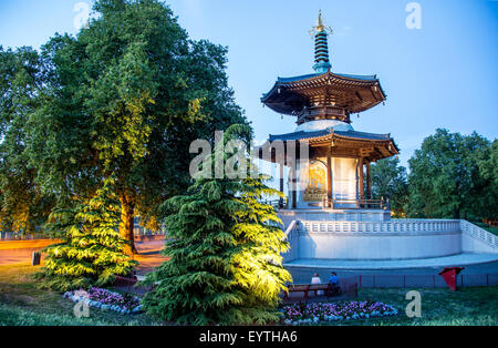 Die buddhistische Friedenspagode bei Nacht Battersea Park UK Stockfoto