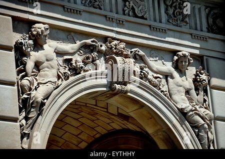 Newport, Rhode Island: Detail der italienischen Renaissance geschnitzten Figuren schmücken einen Torbogen im The Breakers Stockfoto