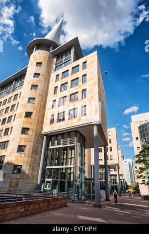 Das Finanzamt Frankfurt am Main (C) und Teile des Hauptbahnhofs ...