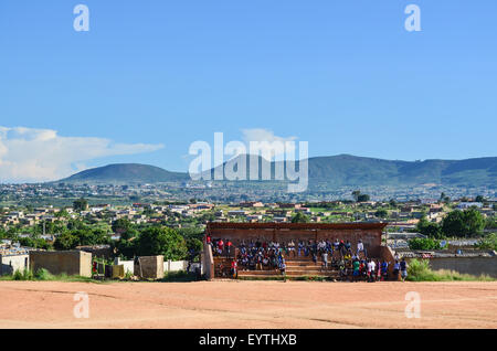 Blick auf die Stadt von Lubango, Angola, mit einem Fußballstadion im Vordergrund Stockfoto