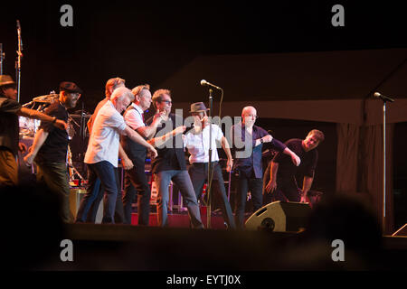 LINCOLN, CA - 31 Juli: Huey Lewis &amp; The News führt im Thunder Valley Casino Resort in in Lincoln, Kalifornien am 31. Juli 20 Stockfoto