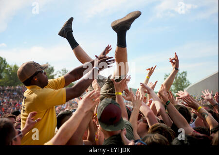 Crowd Control Arbeiter fängt eine Menge Surfer auf Heavy Metal Musikfestival 2015 Monster Energy Carolina Rebellion Stockfoto