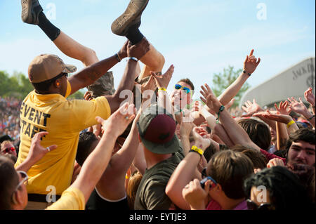 Crowd Control Arbeiter fängt eine Menge Surfer auf Heavy Metal Musikfestival 2015 Monster Energy Carolina Rebellion Stockfoto