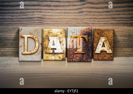 Das Wort "Daten" in rostigen Metall Buchdruck Typ sitzen auf einem hölzernen Felsvorsprung Hintergrund geschrieben. Stockfoto