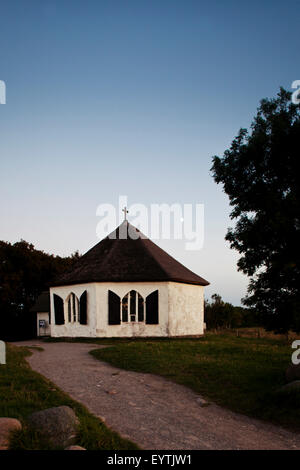 Kapelle des Dorfes Vitt zur blauen Stunde Stockfoto