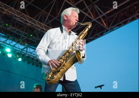 LINCOLN, CA - 31 Juli: Johnny Colla mit The News führt mit Huey Lewis im Thunder Valley Casino Resort in Lincoln, Motor Stockfoto