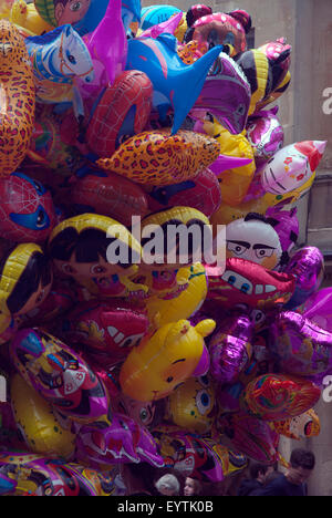 Ballon-Verkäufer mit großen Bündel von metallischen Helium eingereicht Luftballons, Bath Spa Somerset England UK Stockfoto