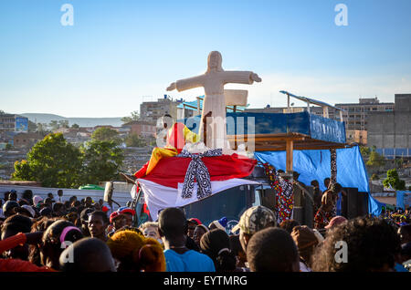 Cristo Rei Statue auf einem Schwimmer im Carnaval Do Lubango Stockfoto