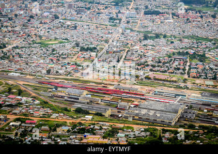 Luftaufnahme der Stadt Lubango, Angola, und konzentrieren sich auf den Bahnhof Stockfoto