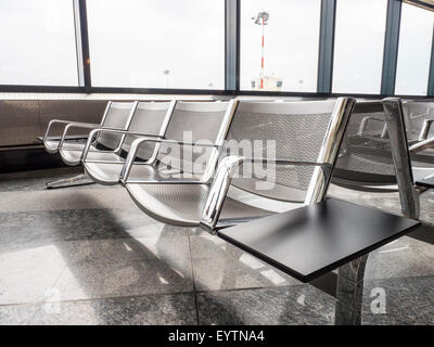 Neue Bänke am Flughafen Stockfoto